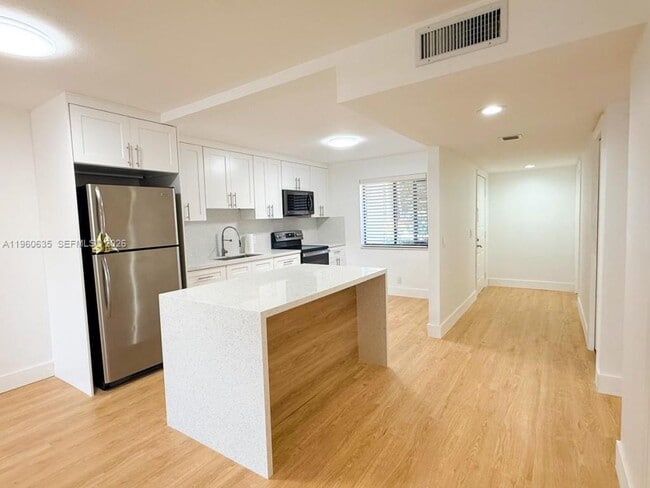 Building Photo - 440 Lakeview Dr