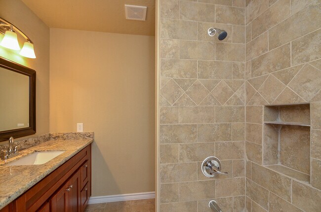 Building Photo - 3 BEDROOM TOWNHOME FOR LEASE IN LANGHAM CREEK