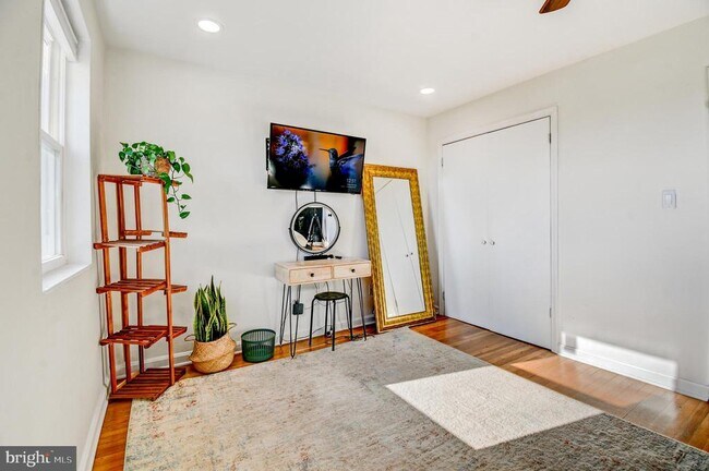 Building Photo - 1371 Adams St NE