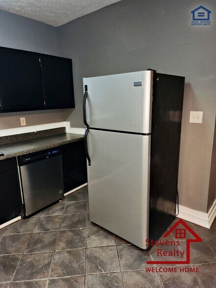 Building Photo - 912 W Scott Ave