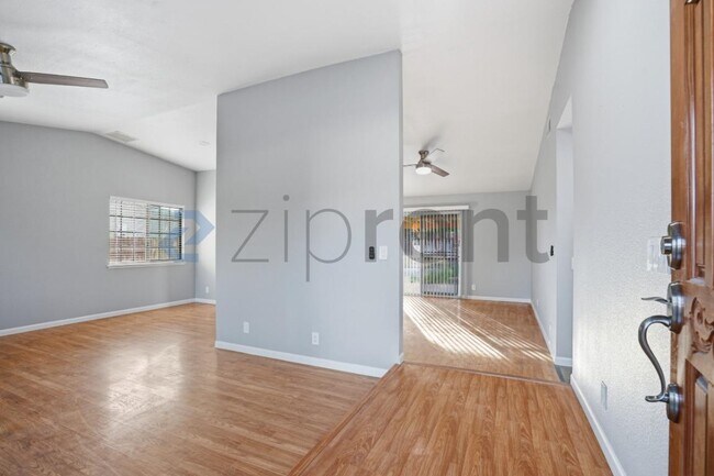 Building Photo - Unit