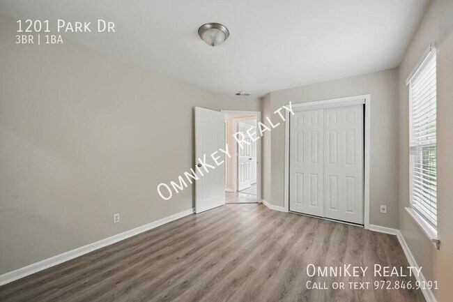 Building Photo - 1201 Park Dr