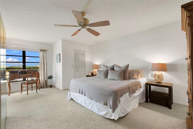 Building Photo - 2206 S Cypress Bend Dr
