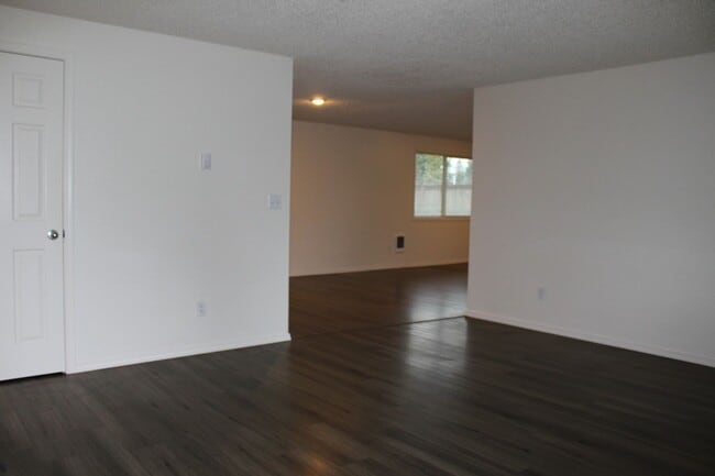 Building Photo - Updated 3 bedroom, 2 bath home on quiet Hillsboro street