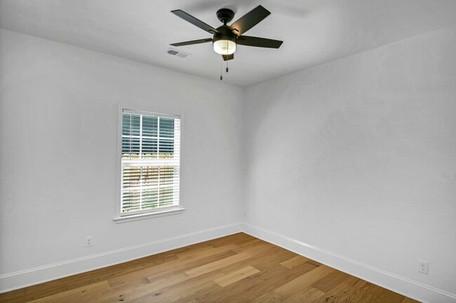 Building Photo - Pre-Leasing for the 26-27 School Year! - N...