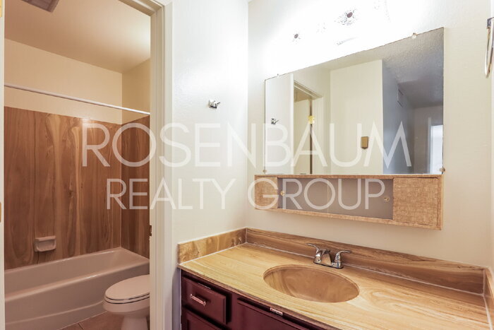 Building Photo - 2625 N Alvernon Way