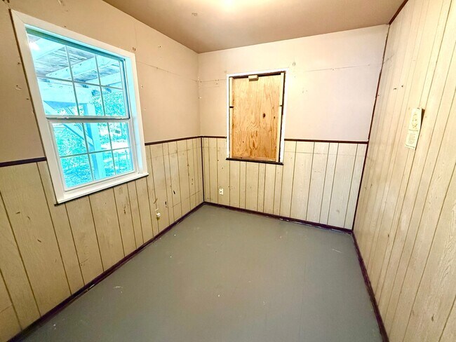 Building Photo - Charming 2-Bedroom Home with Flex Room & Gated Entry