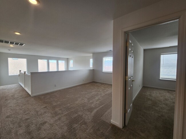 Building Photo - Large home on a golf course