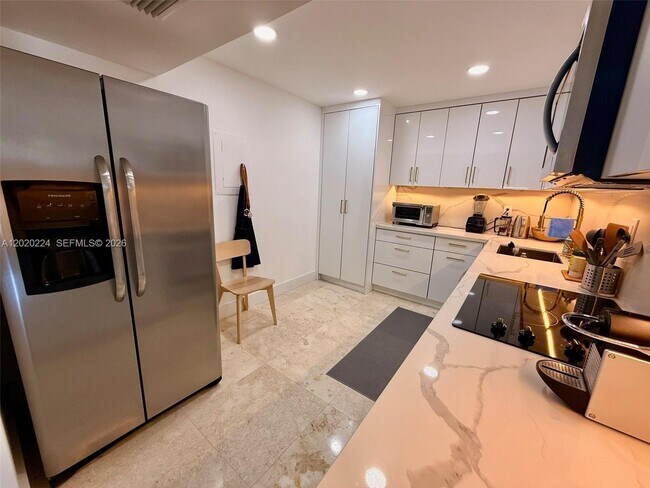 Building Photo - 1420 Brickell Bay Dr