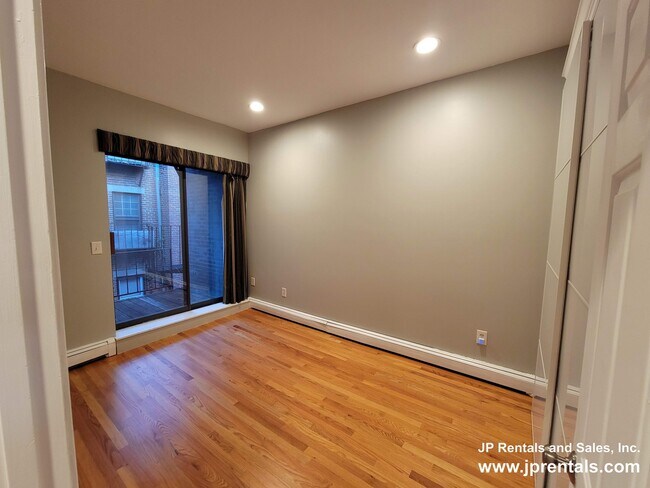 Building Photo - 390 Riverway