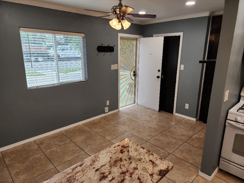 Building Photo - 715 S Pine St