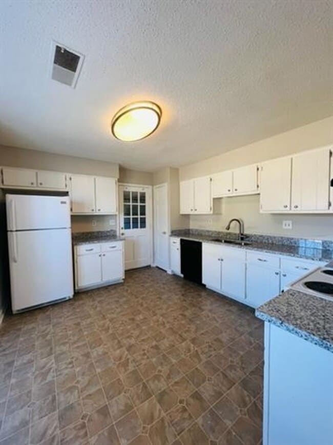 Building Photo - Stunning 5-Bedroom Home in Bartlett - Spacious, Elegant & Move-In Ready!