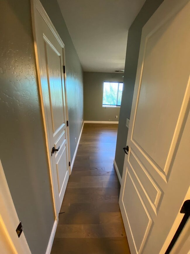 Building Photo - Big beautiful Home for rent in Visalia, Ca