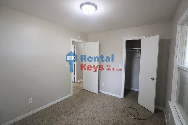 Building Photo - 2122 Ravenswood Dr