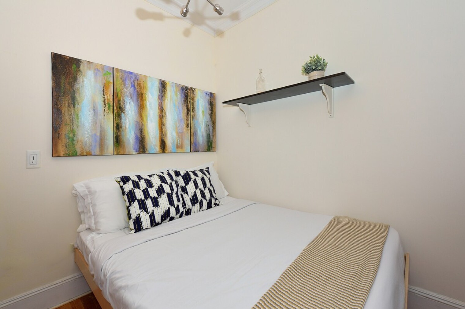 Building Photo - 692 10th Ave