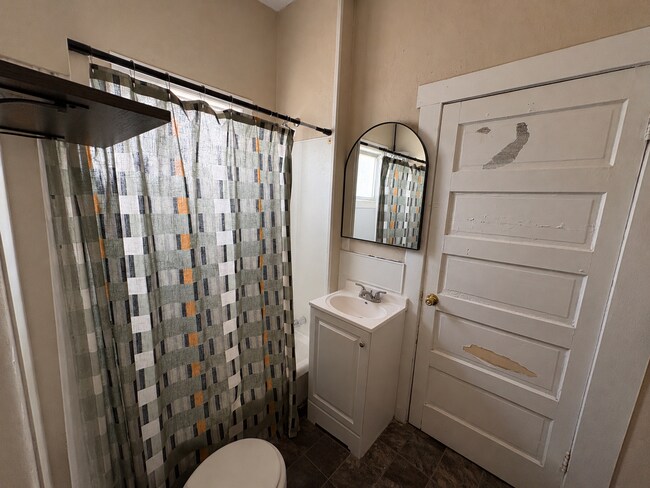 Building Photo - 4 bedroom Main Floor Unit