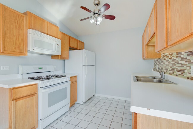 Building Photo - 974 N Village Dr