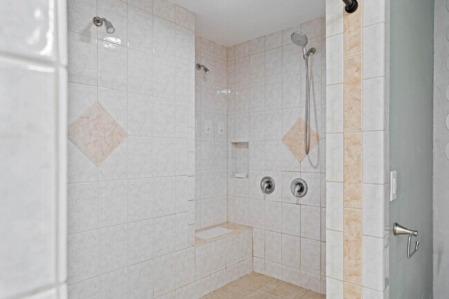 Building Photo - Unique, spacious 4-bdrm/3-bath Craftsman w/ lots of character. Bonus room, near Alberta District!