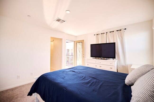 Building Photo - Henderson Townhome for rent