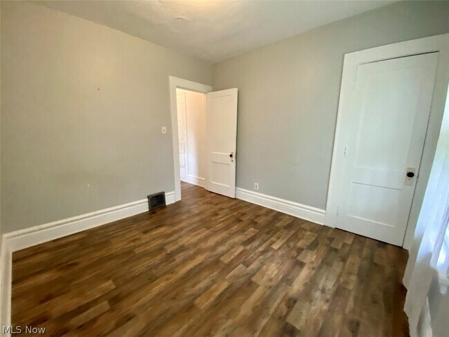 Building Photo - 400 Cloverdale Ave