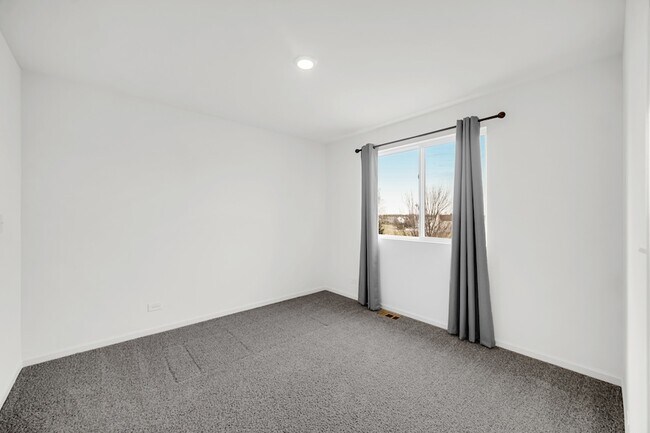 Building Photo - 2155 Greenview Dr