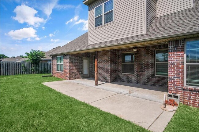Building Photo - 2300 SW Chaddington Rd