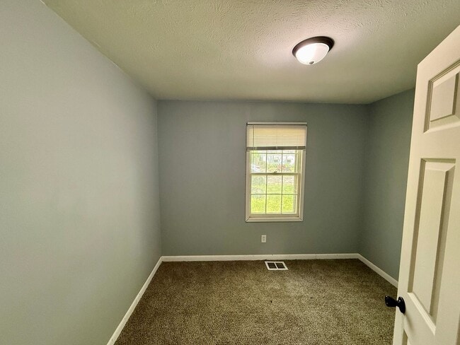 Building Photo - 3 Bed 1 Bath Home - Vouchers Accepted