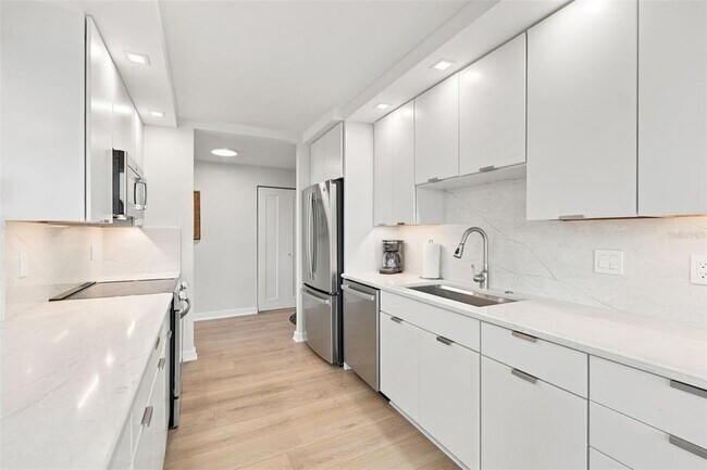 Building Photo - 707 S Gulfstream Ave