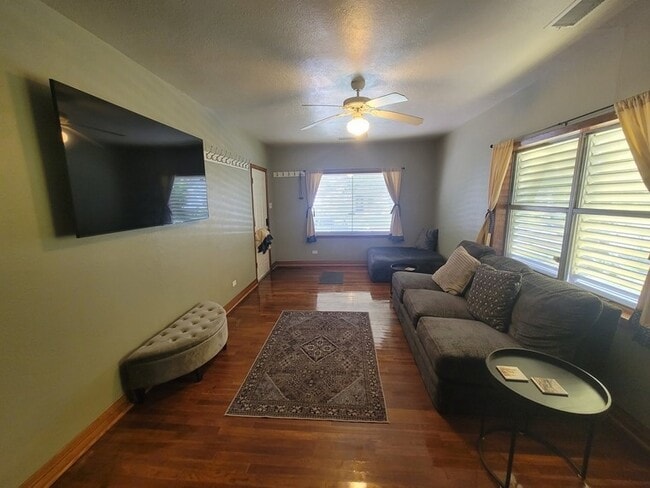 Building Photo - 5113 Avenue R