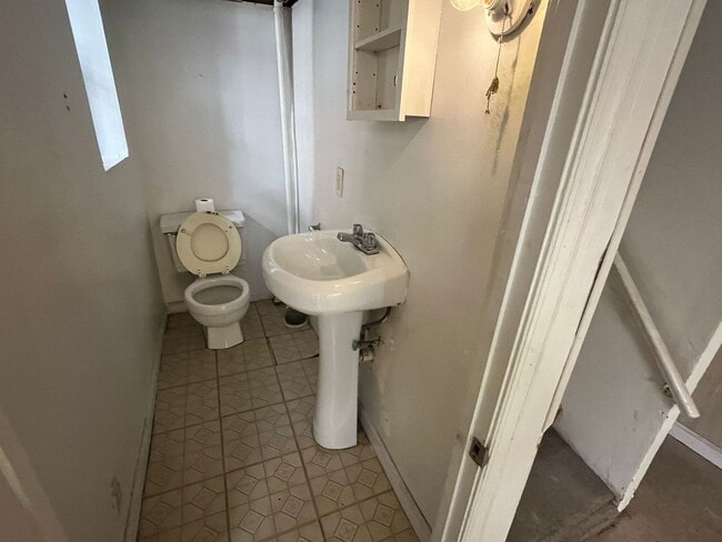 Building Photo - Huge 3 Bedroom with a FINISHED Basement!