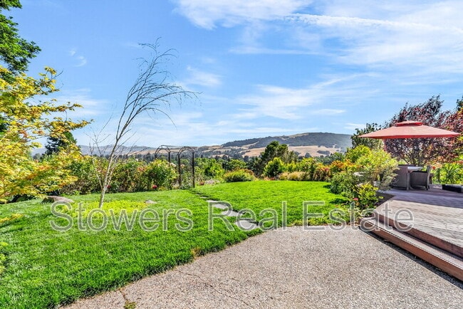 Building Photo - 325 Paraiso Dr
