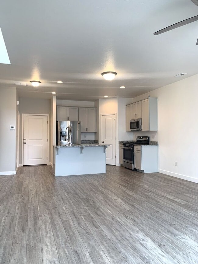 Building Photo - Move In & Get 2 Weeks Free! 3 Bed 2.5 Bath Townhome in West Haven