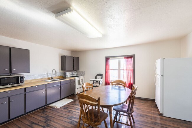 Building Photo - Cozy 4 Bedroom Home on large plot of land in Parker