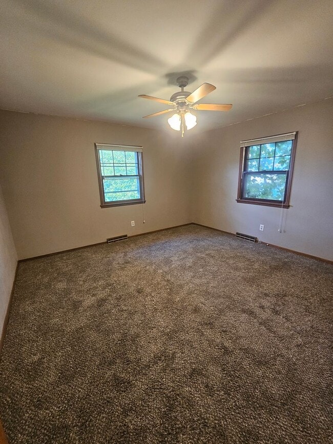 Building Photo - 3 Bedroom | 2 Bathroom | 2 Car Garage | Springfield MO!