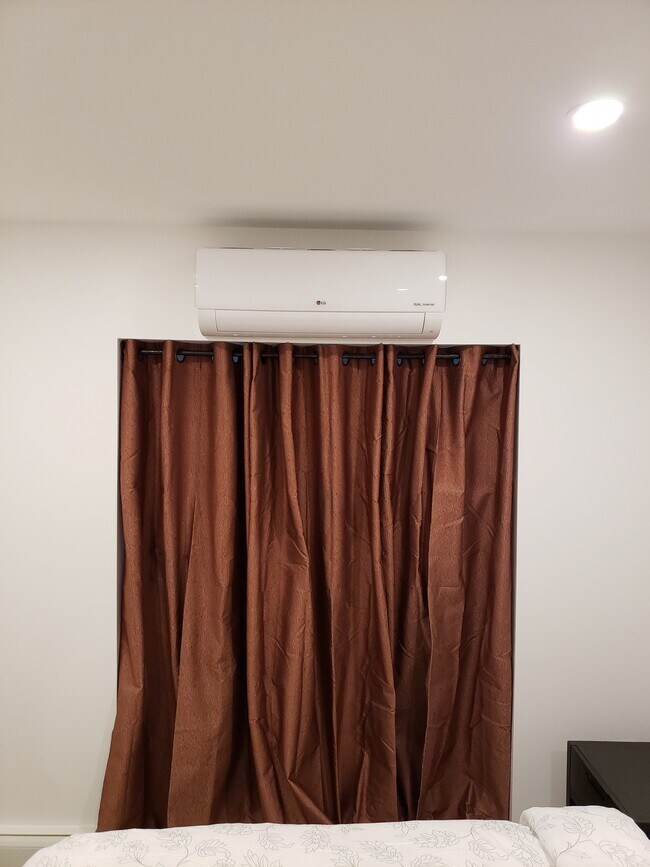 Building Photo - 15 E 117th St