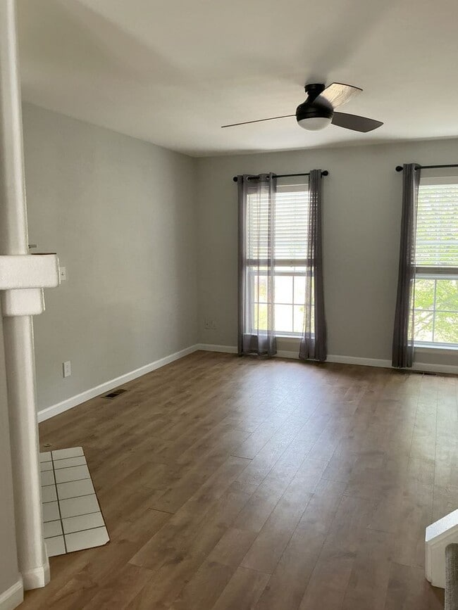 Building Photo - **Newly Upgraded Townhome**