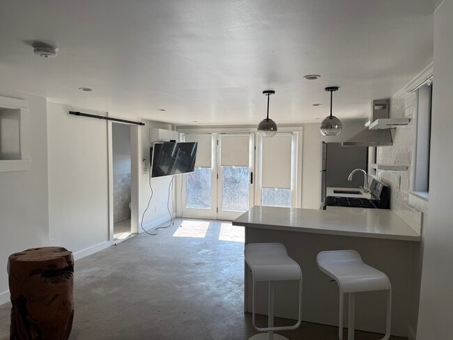 Building Photo - 1225 Stringer Ave