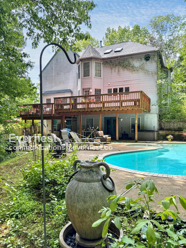 Building Photo - 3059 Southampton Dr
