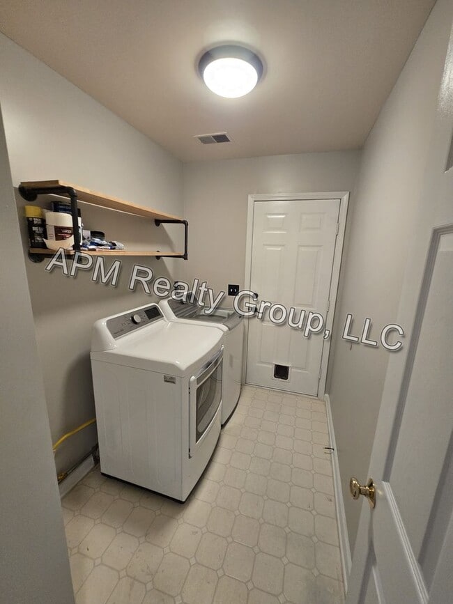 Building Photo - Private Country Feel Close to Downtown