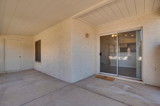 Building Photo - 1120 N Val Vista Dr