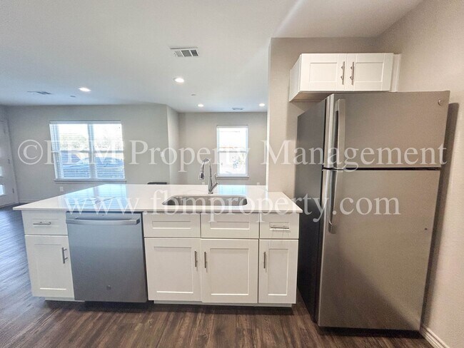 Building Photo - Hidden Creek Townhomes, Unit 611 - Downstairs 2 Bedroom, 2 Bathroom Home in Ennis, TX