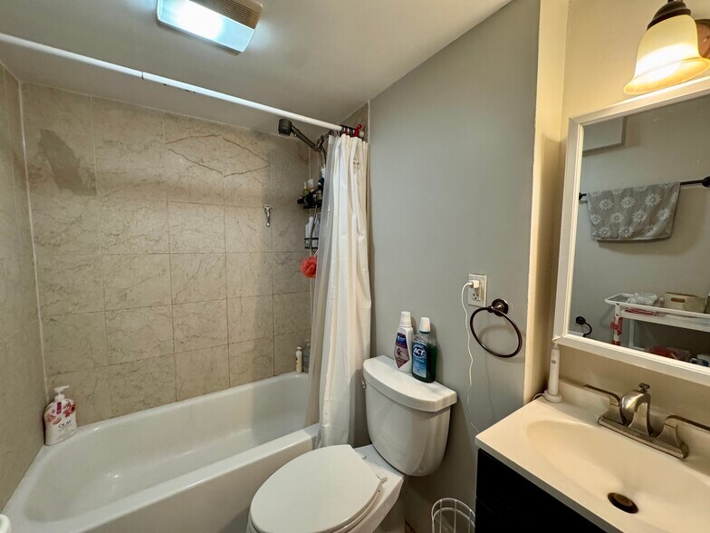 Building Photo - 717 Parker St