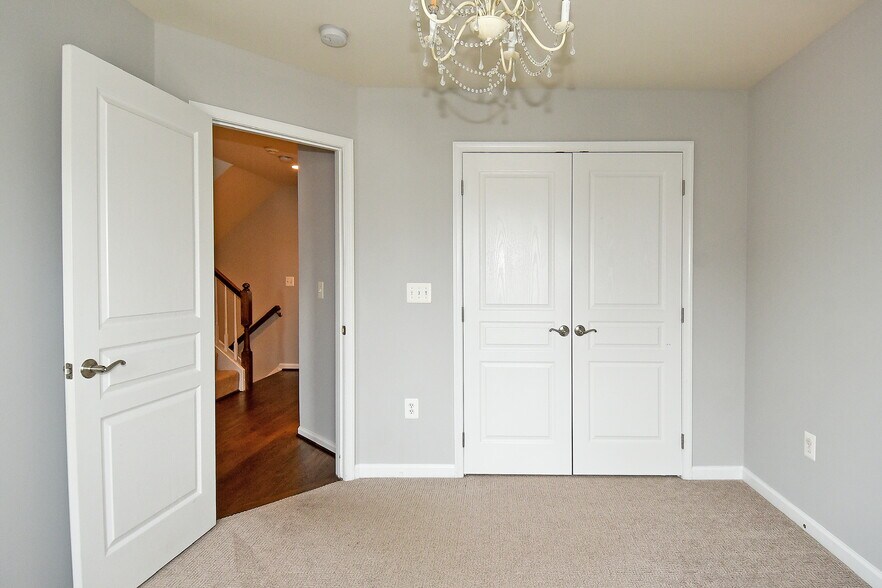 Building Photo - 2602 S Kenmore Ct