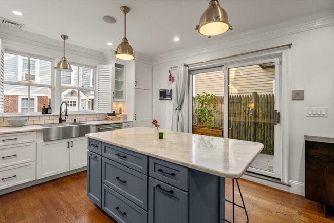 Building Photo - 2 Crystal Pl