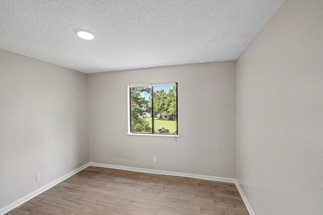 Building Photo - 10971 Harrowfield Rd
