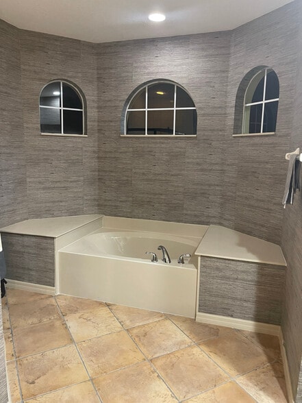 Building Photo - 9180 Lake Avon Dr