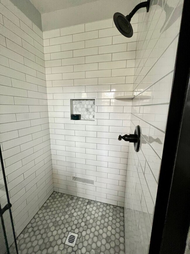 Building Photo - 3BD/ 2BA Brick Ranch in Lakeview Smith Terrace! Gorgeous Private Back Yard! Available NOW!