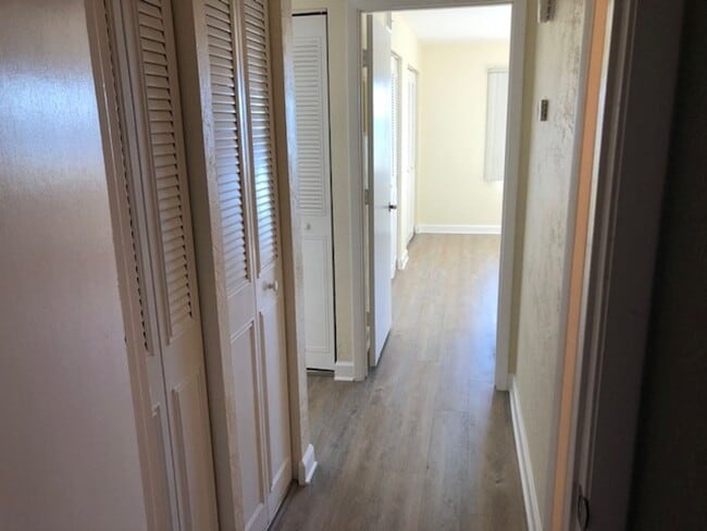 Building Photo - 2 bedroom 2 bath Direct river front.