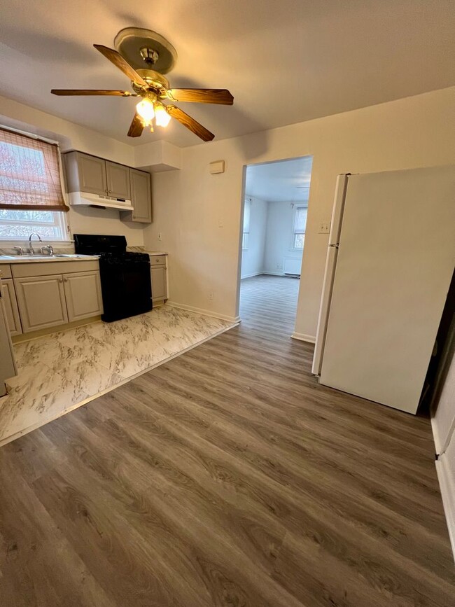 Building Photo - Newly Renovated 2-Bedroom Apartment in Ste...