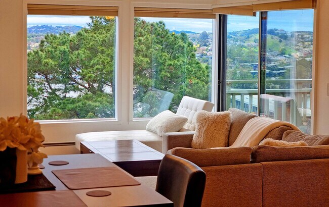 Building Photo - One bedroom top floor corner unit condo with gorgeous view for rent!